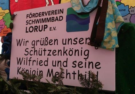 Schild „Wir grüßen unseren Schützenkönig Wilfried und seine Königin Mechthild“
