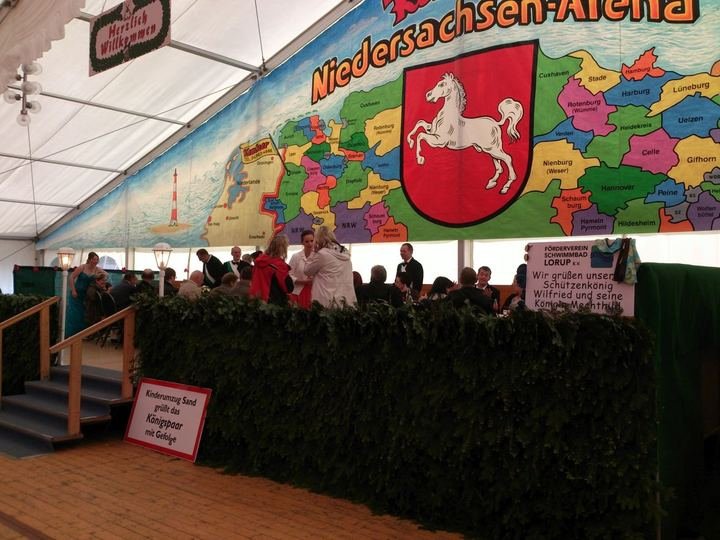 Das Schild des Fördervereins im Festzelt beim Loruper Schützenfest
