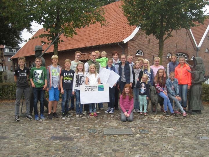 Loruper Kinder sammeln Unterschriften für das Schwimmbad (2016)