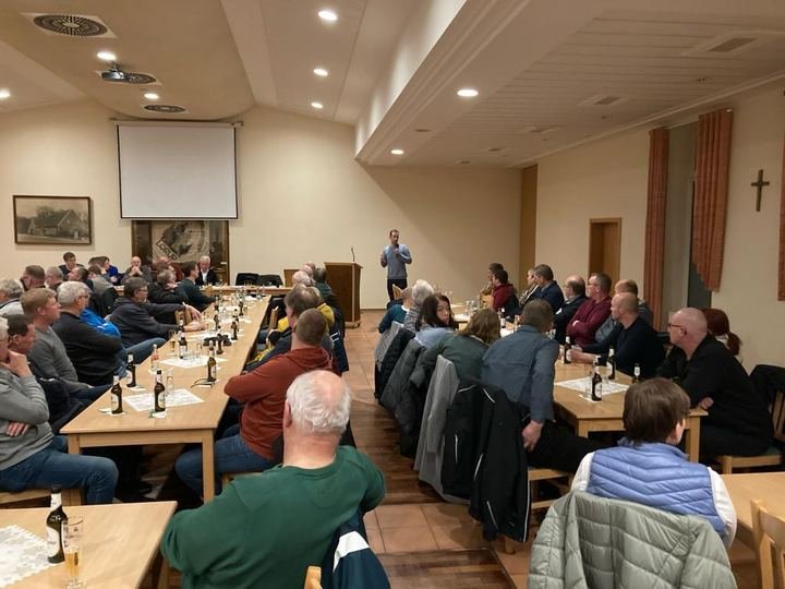Generalversammlung 06.12.2023 – Vortrag vor der Leinwand